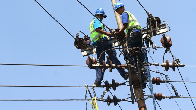 Setelah tertunda dua tahun, PLN akan mengejar realisasi penyederhanaan golongan listrik. Kajian saat ini, daya listrik rumah tangga dipatok minimal 4.400 VA.