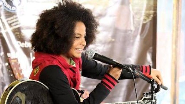 Bocah 13 tahun ini punya segudang profesi, dari penulis lagu, pemain musik multi instrumen, produser sampai penyusun aransemen.