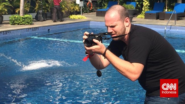 Apa yang terucap dari mulut Justin bukanlah gombalan belaka. Fotografi memang hidupnya. Ia hidup dari fotografi dan fotografi membuatnya bisa hidup.