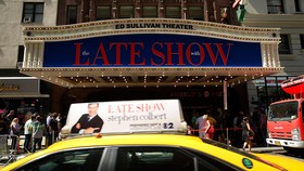 Gantikan Letterman, Stephen Colbert Hadapi Dua Jimmy