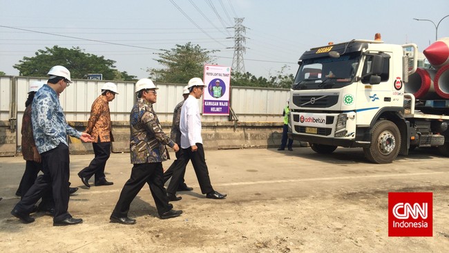 Jokowi berharap LRT bisa terintegrasi dengan semua moda transportasi dan membantu mengurai kemacetan Ibu Kota.