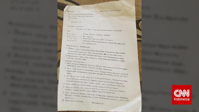 Namanya Filep Jacob Semuel Karma. Ia tahanan politik Papua Merdeka yang bebas hari ini. Ikuti liputan khusus CNN Indonesia tentangnya.