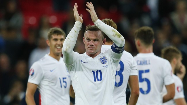 Chris Smalling ikut bergembira atas keberhasilan Wayne Rooney memecahkan rekor. Ia pun menyimpan kostum yang digunakannya hari itu.