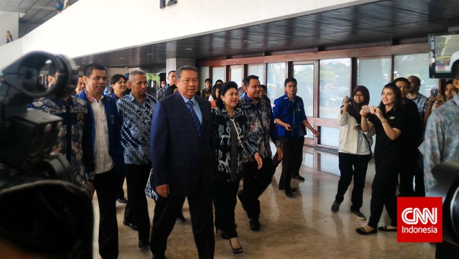 Menghadapi perlambatan ekonomi nasional saat ini, Ketua Umum Demokrat Susilo Bambang Yudhoyono meminta Fraksi Demokrat membantu pemerintah mengatasinya.