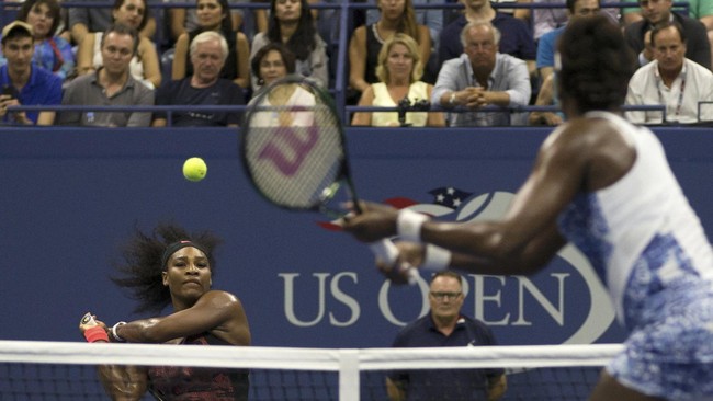 Petenis perempuan nomor satu dunia Serena Williams menembus semifinal Amerika Serikat (AS) Terbuka setelah mengalahkan saudaranya sendiri, Venus.
