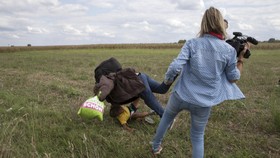 Terekam Tendang Kaki Imigran, Juru Kamera TV Hungaria Dipecat