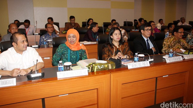 Fraksi Partai Gerindra menyatakan akan menolak RAPBN 2016 apabila pemerintah tak menunjukkan ketegasannya dalam politik anggaran terkait kebakaran hutan.