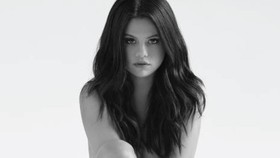 Selena Gomez Berpose Tanpa Busana di Sampul Album Baru