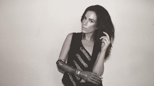Rebekah Marine tak menyerah jadi model meski terlahir tanpa tangan kanan. Dengan tangan bioniknya kini dia bakal berjalan di panggung New York Fashion Week.
