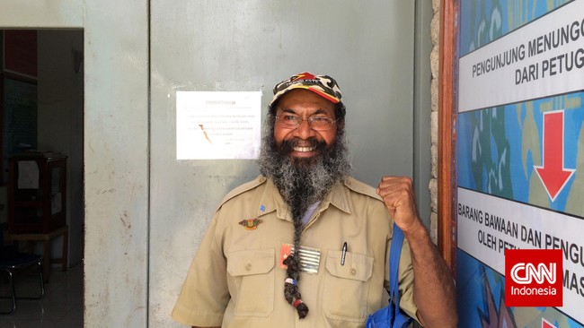 Namanya Filep Jacob Semuel Karma. Ia tahanan politik Papua Merdeka yang bebas hari ini. Ikuti liputan khusus CNN Indonesia tentangnya.