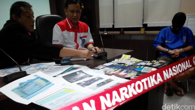 Buronan BNN berinisial HUS kabur ke Bandung dan bersembunyi dekat kompleks pesantren. Ia berencana ikut pengajian untuk mengelabui petugas.