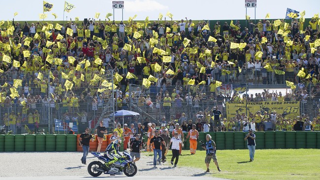 16 adalah jumlah tikungan yang ada di Sirkuit Misano yang saat ini memiliki nama lengkap Misano World Circuit Marco Simoncelli.