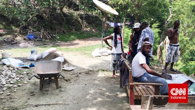 Polisi Tolak Permintaan Keluarga Pulangkan 7 Tahanan ke Papua Kepolisian menyatakan pemindahan tahanan tujuh aktivis Papua ke Kalimantan Timur dilakukan dengan alasan keamanan.