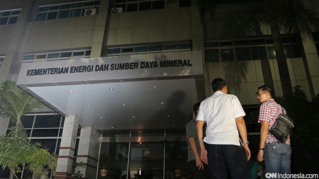 Pihak kepolisian terus mengolah tempat kejadian perkara. Belasan personel kepolisian tampak bertugas. Setidaknya empat di antara mereka berjaga di teras gedung.