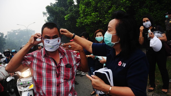 Berdasarkan pengamatan CNN Indonesia di Pontianak, jarak pandang hanya mencapai 50 hingga 100 meter dengan indeks pencemaran udara dalam level berbahaya.
