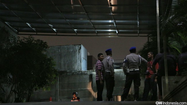 DPR desak Kepolisian agar responsif terhadap insiden penembakan gelap yang terjadi di Gedung ESDM, kemarin siang. Penyalahgunaan senjata api dinilai teror.