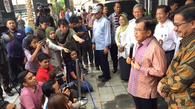 Setelah dijenguk oleh Presiden Jokowi, sore ini giliran mantan Presiden Megawati yang menemui sang wakil presiden. 