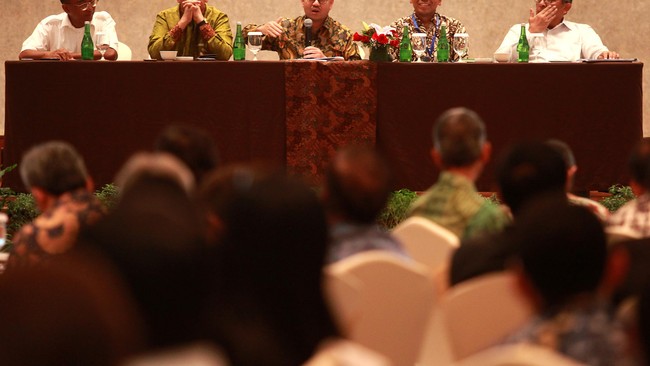 Menteri ESDM Sudirman Said meredam kegundahan investor atas pernyataan Menko Rizal Ramli yang sebelumnya menyatakan pemerintah memangkas target pembangkit.