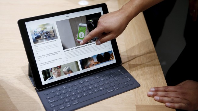 Ini memang agak di luar kebiasaan Apple. Mengumumkan iPad di panggung besar untuk iPhone.