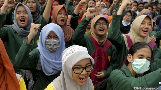 Kemendikbudristek melanjutkan bantuan uang kuliah tunggal (UKT) maksimal Rp2,4 juta per mahasiswa yang bisa membuktikan terdampak pandemi.