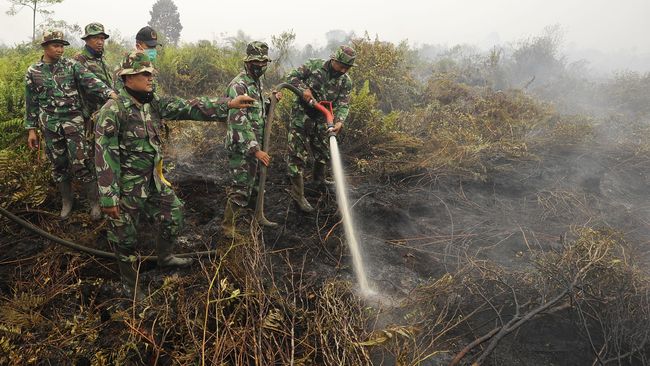 Kebakaran Hutan, Seribu Lebih Prajurit TNI Berangkat ke Riau Panglima TNI berpesan agar para prajurit tidak mudah menyerah dalam memadamkan api dan memperhatikan faktor keamanan pada situasi sulit sekalipun.