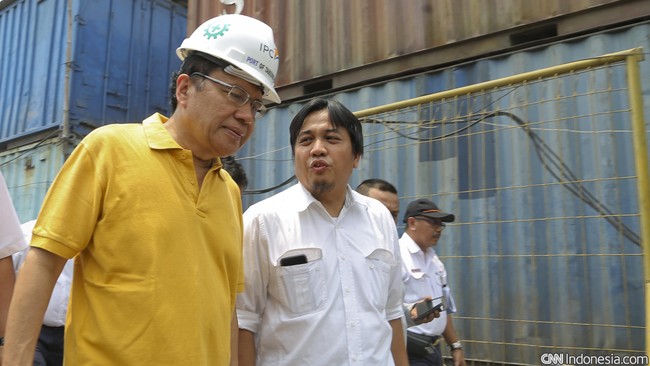 Dirut Pelindo II Richard Joost Lino disebut Menko Maritim Rizal Ramli belum menaikkan denda bagi kontainer yang menginap lebih dari tiga hari di pelabuhan.