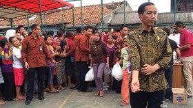Sambil Bagi Sembako di Tebet, Jokowi Cari Tahu Keluhan Warga