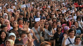Tua Muda Menyesaki GBK Demi Bon Jovi