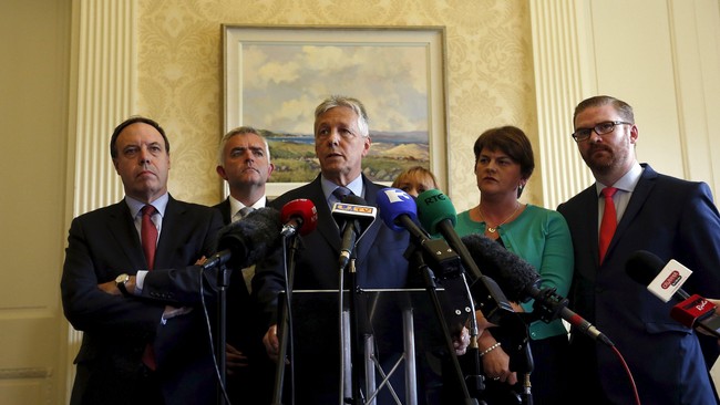 Peter Robinson, Menteri Pertama Irlandia Utara yang juga kepala partai terbesar DUP memutuskan mundur jika Inggris tidak setuju menangguhkan parlemen.