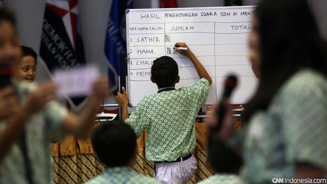 Mungkin kalau kamu mendengar kata politik yang akan langsung terpikir adalah segala macam tingkah laku politisi. Padahal tak sesempit itu.
