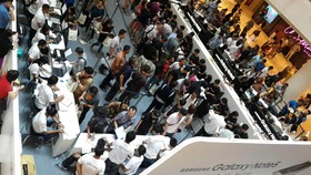 Antrean Pembeli Galaxy Note 5 Mengular