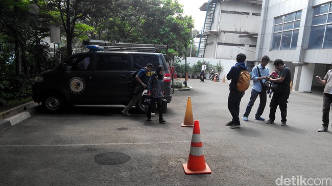Staf Khusus Menteri ESDM sedang makan siang ketika sebutir peluru bersarang di kaca ruangannya. Polisi kini menjaga kantor Kementerian ESDM.