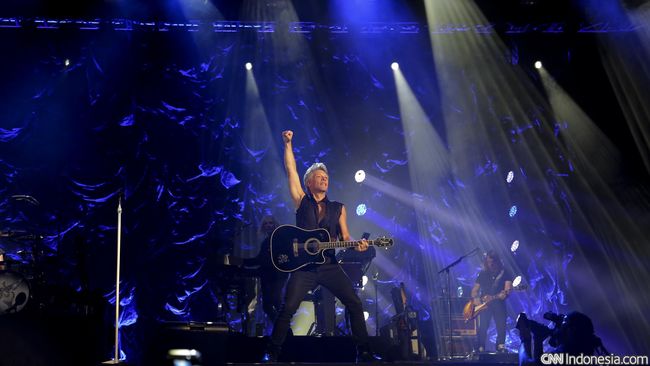 Jakarta, kota yang dipilih Bon Jovi untuk mengawali turnya di Asia, kebagian euforia Jumat (11/9) malam. Puluhan ribu penggemar terpuaskan.