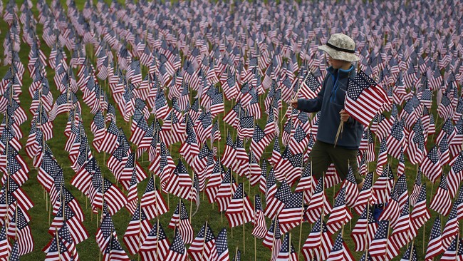 Keluarga korban tragedi 9/11 berkumpul di bawah langit mendung pada Jumat (11/9) untuk mengenang tragedi yang menewaskan hampir 3.000 orang.