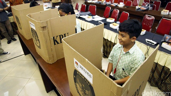 Sebuah situs www.kawalpilkada.id diluncurkan sebagai sarana untuk mengawasi jalannya pemilihan kepala daerah dengan mengajak publik sebagai relawan.