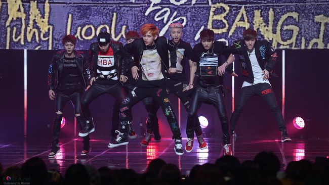 BTS bahkan rela menyapa dengan bahasa Indonesia dan mempersembahkan mawar kuning untuk para ARMY demi dekat dengan penggemarnya, di konser Sabtu (29/4).