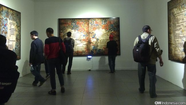 Perupa senior Indonesia itu menilai ajang biennale di Indonesia, yang digelar di beberapa kota, tak seperti perhelatan biennale di Singapura.