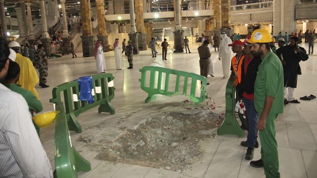 Dari kejauhan nampak crane berwarna merah ambruk di Masjidil Haram yang menimbulkan debuman dan disusul teriakan panik jemaah yang ingin keluar masjid.