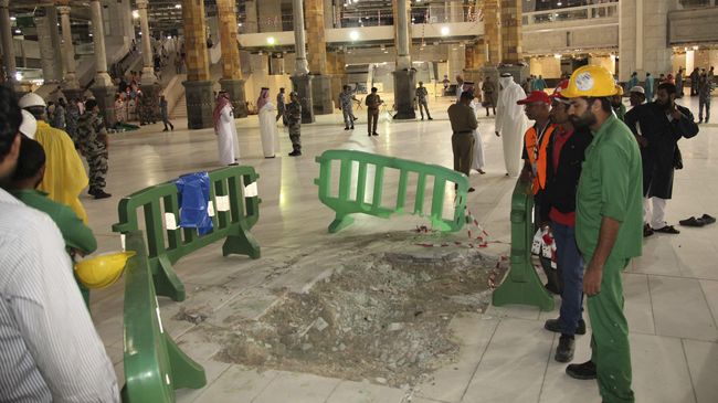 Video Detik-detik Jatuhnya Crane di Masjidil Haram Dari kejauhan nampak crane berwarna merah ambruk di Masjidil Haram yang menimbulkan debuman dan disusul teriakan panik jemaah yang ingin keluar masjid.