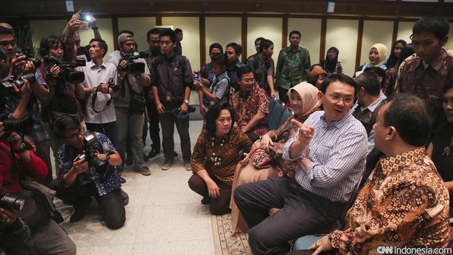 Keputusan Ahok memberikan izin reklamasi Pulau G digugat Kesatuan Nelayan Tradisional Indonesia (KNTI) ke Pengadilan Tata Usaha Negara.