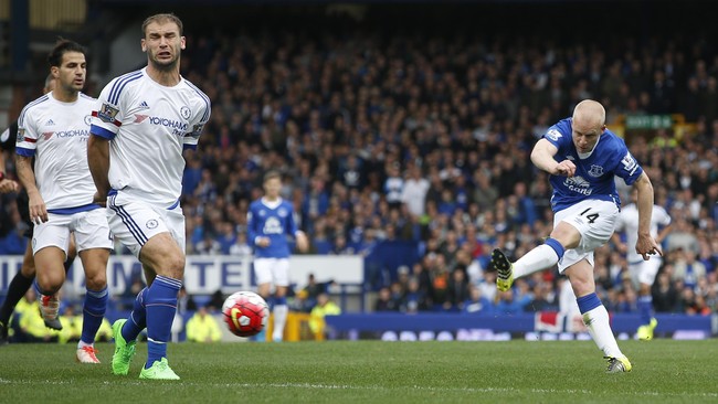 Chelsea menelan kekalahan ketiganya dari lima pertandingan awal Liga Primer Inggris setelah ditaklukkan Everton 1-3 di Stadion Goodison Park, Sabtu (12/9).