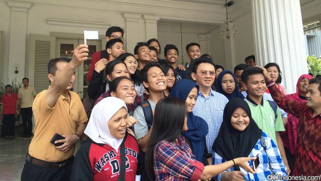 Warga menyambut antusias pembukaan Balai Kota sebagai tempat wisata akhir pekan. Ternyata tak sedikit yang penasaran dengan kantor Gubernur Ahok tersebut.