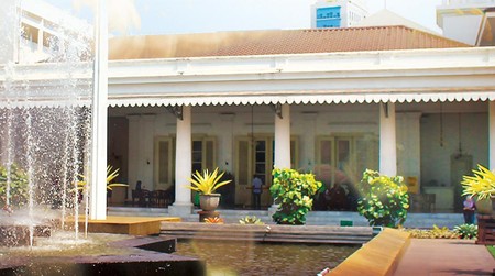 Jalan-jalan ke Gedung Pemerintahan