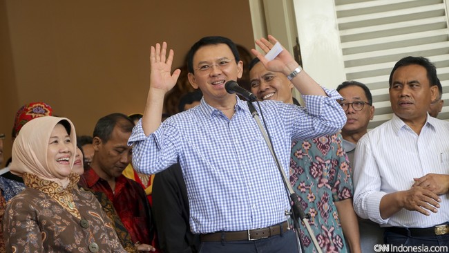 Survei yang menggunakan pertanyaan terbuka soal tokoh yang pantas memimpin Jakarta, Basuki duduk di peringkat pertama dengan 23,5 persen suara.
