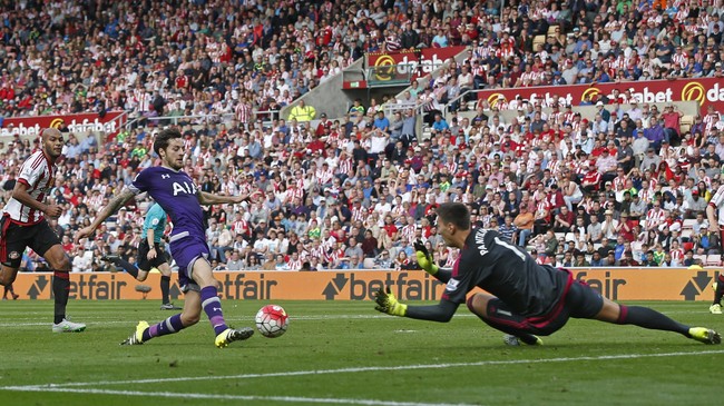 Tottenham Hotspur meraih kemenangan pertama di Liga Primer Inggris musim ini setelah mengalahkan Sunderland 1-0 di Stadion Light, Minggu (13/9).