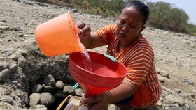 Kekeringan, Warga Pegadungan Konsumsi Air Sungai Keruh