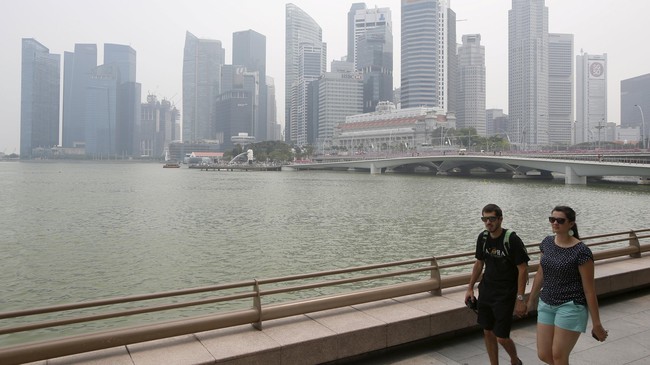Menurut Indeks Standar Polutan, yang dirilis Badan Lingkungan Hidup Nasional Singapura, kadar polusi asap berkisar di antara 127 hingga 160.