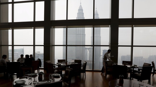 Kabut asap membuat kualitas udara di Malaysia sangat buruk. Situasi ini diperkirakan akan bertahan hingga akhir bulan ini di tengah cuaca panas dan kering.