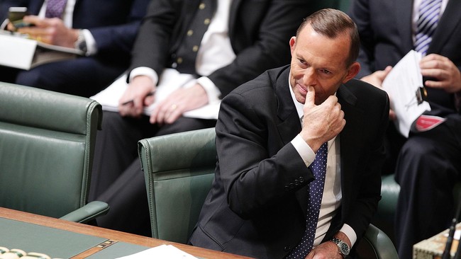 Mantan Perdana Menteri Australia Tony Abbott menggunakan cara tak lazim untuk mengirim surat pengunduran dirinya setelah digulingkan Malcolm Turnbull.