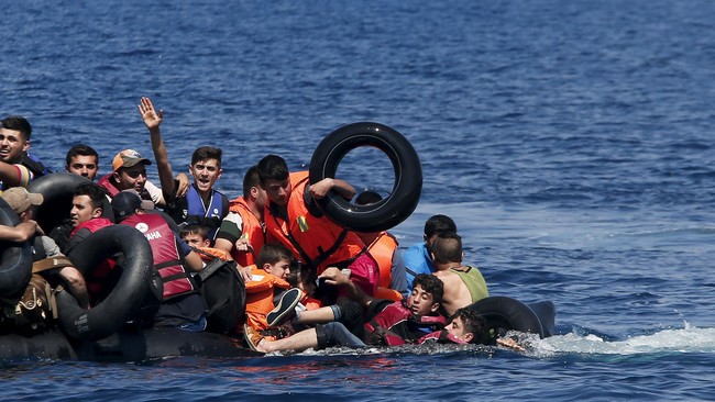 Setidaknya enam anak tewas sementara delapan orang lainnya diselamatkan ketika perahu yang penuh berisi imigran terbalik di Turki.
